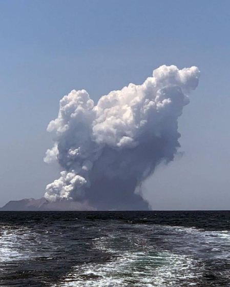 Medio centenar de turistas se encontraban en la isla donde ha entrado en erupción