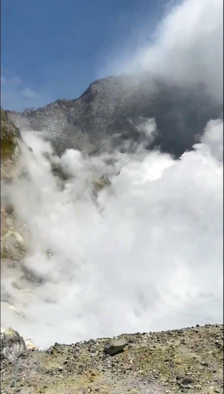Medio centenar de turistas se encontraban en la isla donde ha entrado en erupción