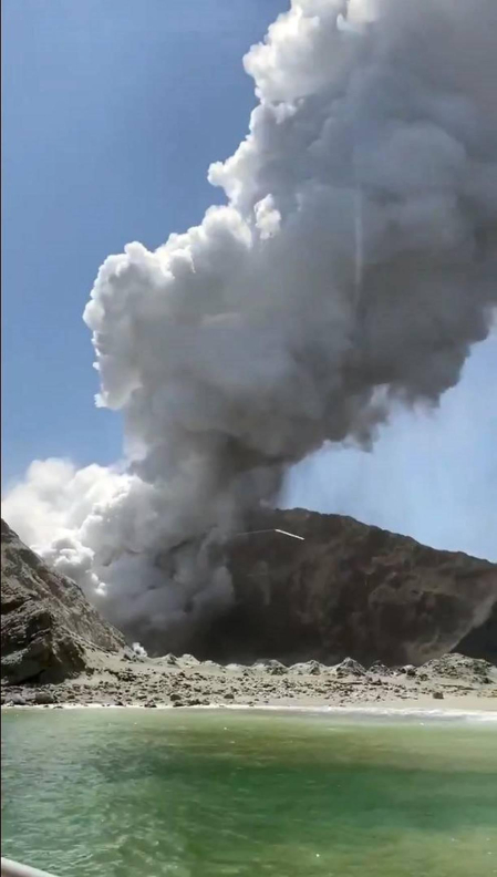 Medio centenar de turistas se encontraban en la isla donde ha entrado en erupción