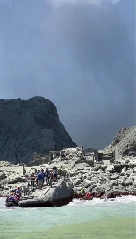 Medio centenar de turistas se encontraban en la isla donde ha entrado en erupción