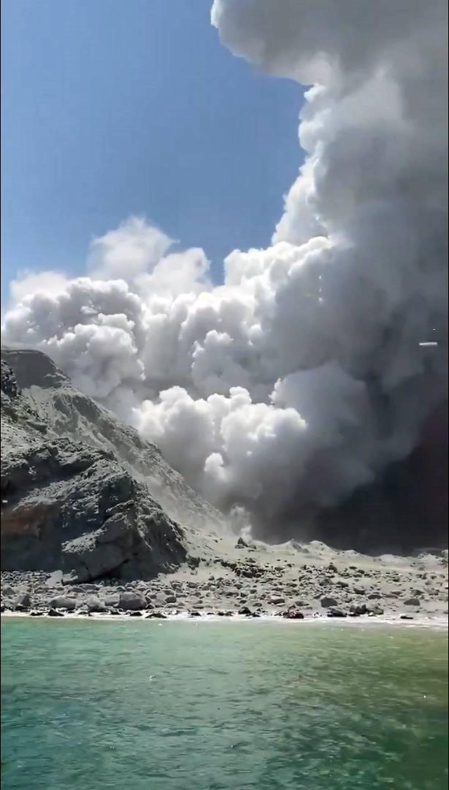 Medio centenar de turistas se encontraban en la isla donde ha entrado en erupción