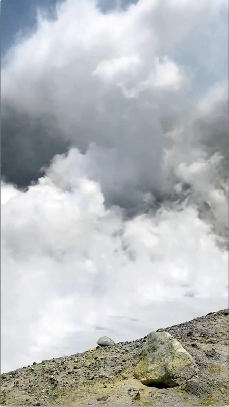 Medio centenar de turistas se encontraban en la isla donde ha entrado en erupción