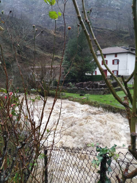 Fotos enviadas por los lectores de Diario de Navarra de las inundaciones de este viernes en Navarra.