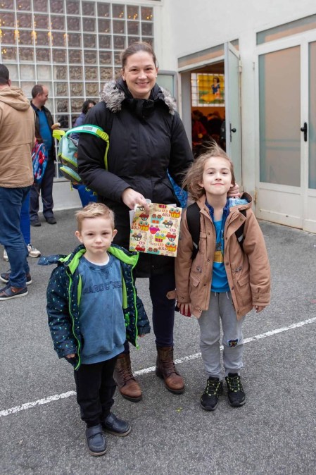 El pasado viernes 13 de diciembre el colegio Paderborn-Víctor Pradera acogió su primer mercadillo de adornos de Navidad elaborados por alumnos del centro. La recaudación se destinará íntegramente a fines benéficos. En concreto, el dinero se entregará a Bocatas Navarra, asociación volcada en la atención de las personas sin hogar.