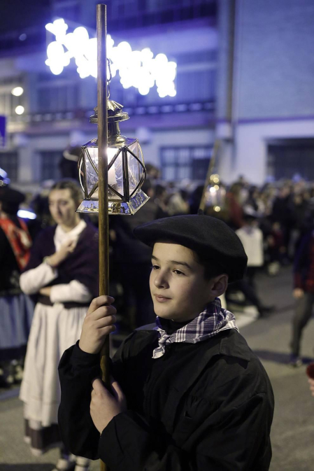 Paso de la tradicional comitiva del carbonero por las calles de la capital navarra dando inicio a las Navidades 2019