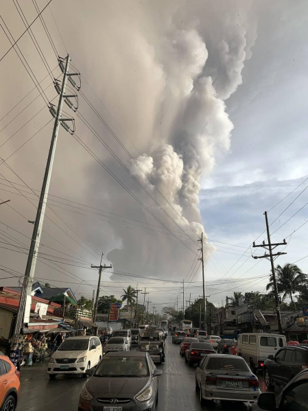 El volcán Taal de Filipinas comienza a escupir fuentes de lava ante una "inminente erupción peligrosa"