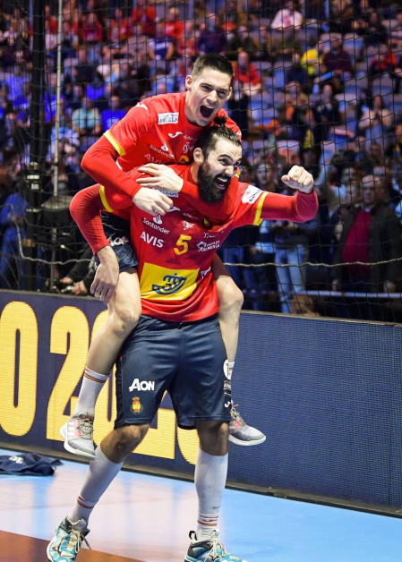 La selección española de balonmano hizo historia al revalidar el Campeonato de Europa tras imponerse este domingo por 22-20 a Croacia en la final del Europeo, lo que permitió a los 'Hispanos' convertirse en un equipo de leyenda.