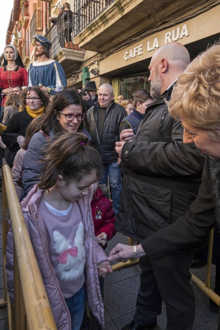 Reparto de monedas en la festividad de San Felices en Viana.