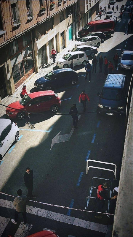La Policía Foral ha detenido este jueves a varias personas en una operación antidroga desarrollada en Pamplona. Además, una persona se ha atrincherado en un domicilio en la calle Irati del barrio de La Milagrosa.