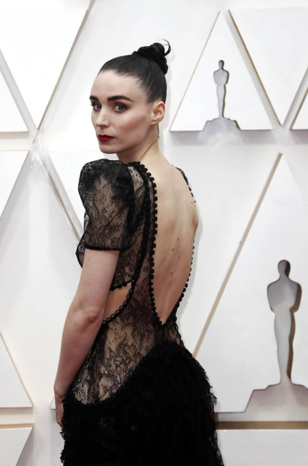 Repaso de los vestidos y diseños que lucieron los artistas en la alfombra roja antes de la entrega de los Premios Oscar