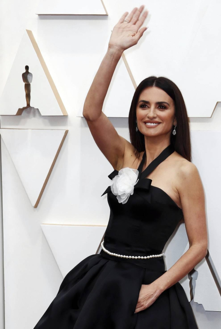 Repaso de los vestidos y diseños que lucieron los artistas en la alfombra roja antes de la entrega de los Premios Oscar