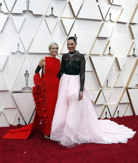 Repaso de los vestidos y diseños que lucieron los artistas en la alfombra roja antes de la entrega de los Premios Oscar
