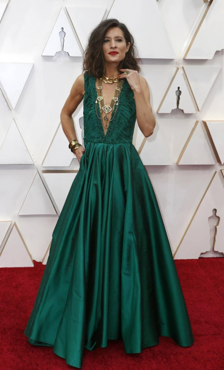 Repaso de los vestidos y diseños que lucieron los artistas en la alfombra roja antes de la entrega de los Premios Oscar
