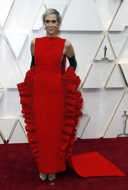 Repaso de los vestidos y diseños que lucieron los artistas en la alfombra roja antes de la entrega de los Premios Oscar