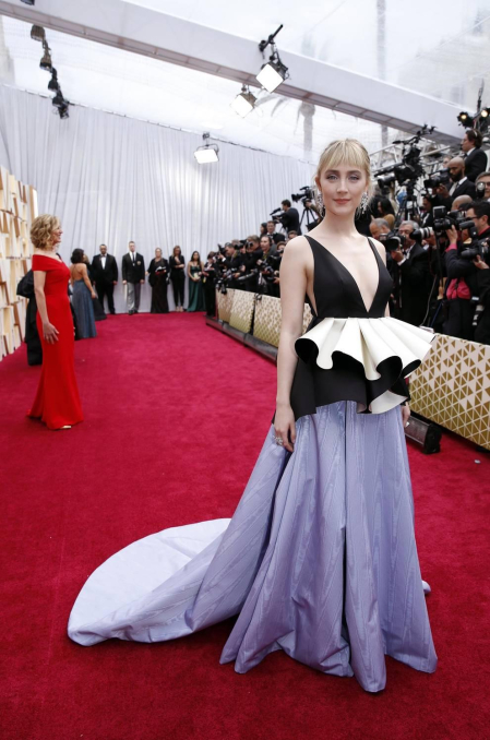 Repaso de los vestidos y diseños que lucieron los artistas en la alfombra roja antes de la entrega de los Premios Oscar