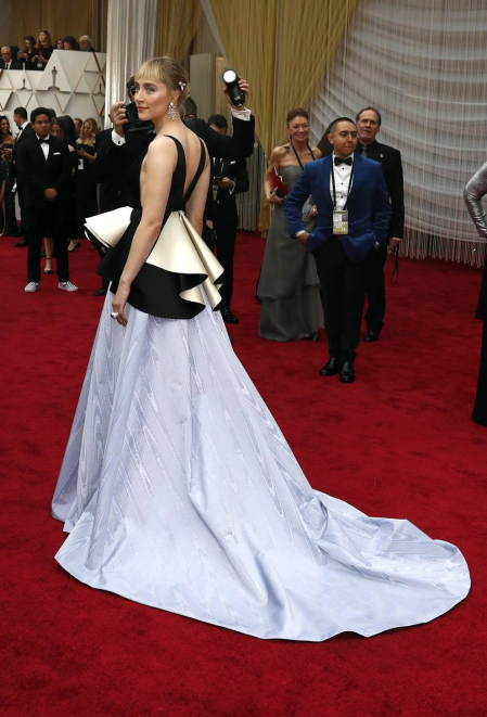 Repaso de los vestidos y diseños que lucieron los artistas en la alfombra roja antes de la entrega de los Premios Oscar