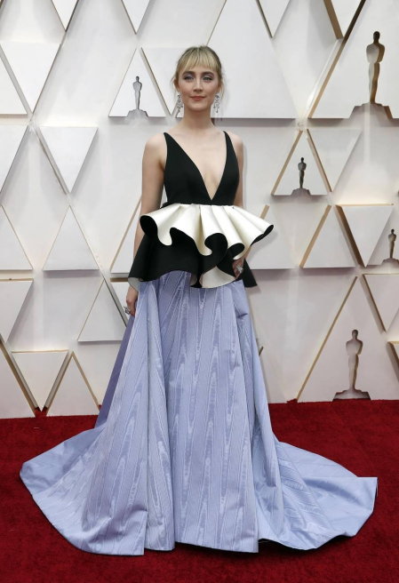 Repaso de los vestidos y diseños que lucieron los artistas en la alfombra roja antes de la entrega de los Premios Oscar
