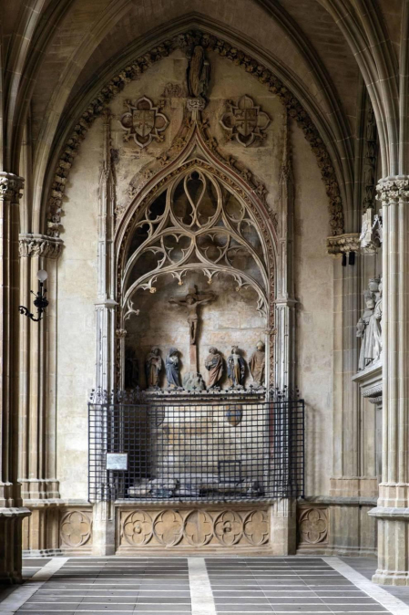 Imágenes de la visita guiada a la presentación de la finalización de las obras de restauración del claustro gótico de la Catedral de Pamplona.