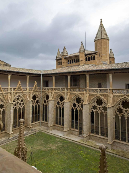 Imágenes de la visita guiada a la presentación de la finalización de las obras de restauración del claustro gótico de la Catedral de Pamplona.