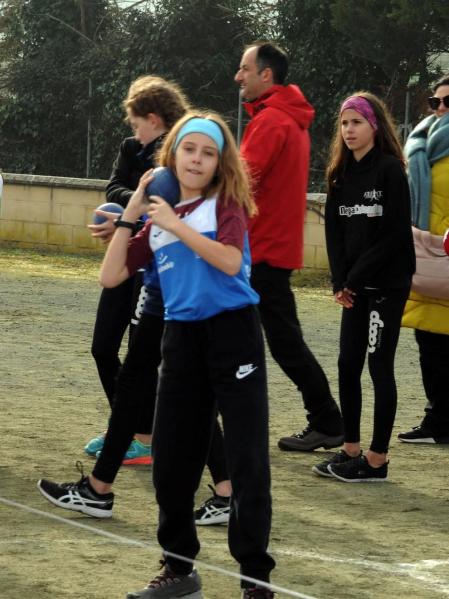 Los jóvenes atletas de la localidad navarra de Caparroso se convirtieron en los anfitriones de la iniciativa 'Jugando al altetismo'. Equipos de deportistas de localidades cercanas se reunieron alrededor de diversas pruebas para demostrar su habilidad y su talento en la pista. Una jornada festiva que se vivió con gran deportividad por parte de todos los participantes: atletas, entrenadores y familiares.