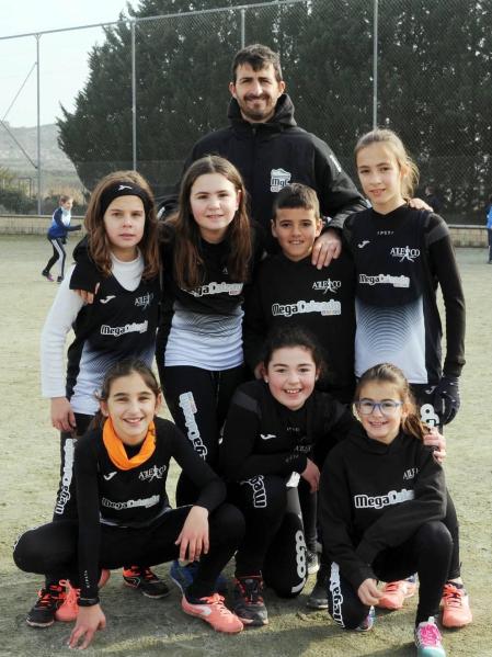 Los jóvenes atletas de la localidad navarra de Caparroso se convirtieron en los anfitriones de la iniciativa 'Jugando al altetismo'. Equipos de deportistas de localidades cercanas se reunieron alrededor de diversas pruebas para demostrar su habilidad y su talento en la pista. Una jornada festiva que se vivió con gran deportividad por parte de todos los participantes: atletas, entrenadores y familiares.