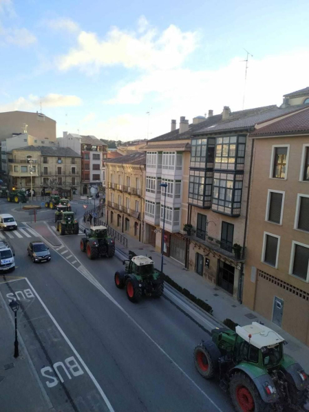 Imágenes de los tractores para la protesta agraria con tractores en Navarra.