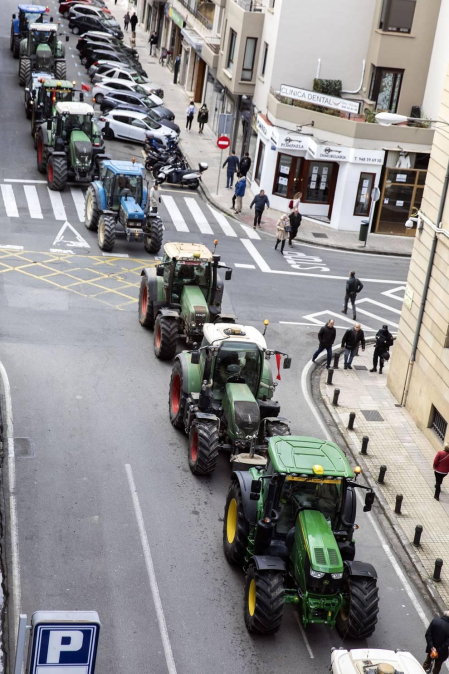 Imágenes de los tractores para la protesta agraria con tractores en Pamplona.