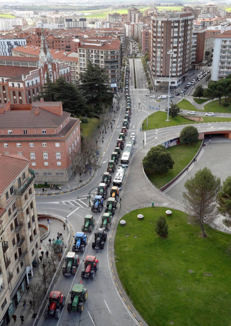 Imágenes de los tractores para la protesta agraria con tractores en Pamplona.