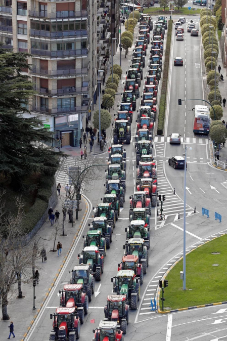Imágenes de los tractores para la protesta agraria con tractores en Pamplona.