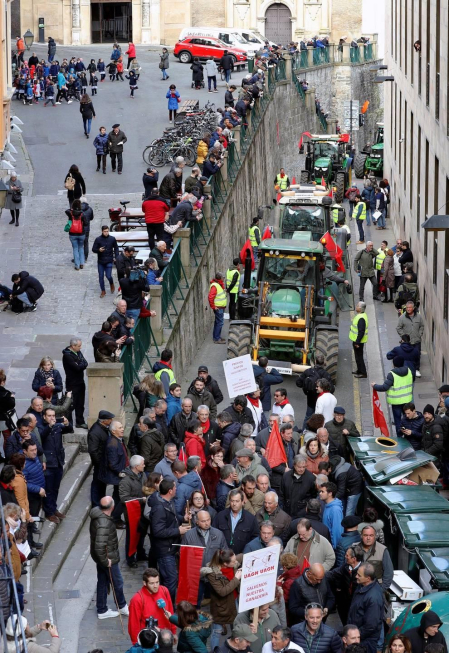 Imágenes de los tractores para la protesta agraria con tractores en Pamplona.