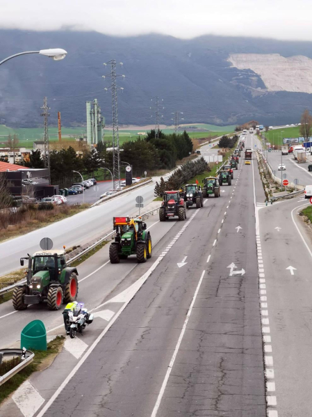 Imágenes de los tractores para la protesta agraria con tractores en Navarra.