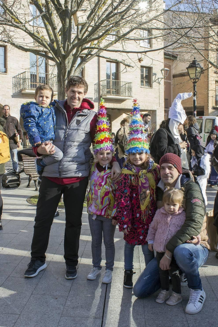 Tras la celebración de la noche de caldereros, los vecinos de Estella celebraron el segundo capítulo de sus carnavales el pasado fin de semana, en este caso dedicado a la tradición rural. ¡Click! acudió a la mañana, al reparto de caldico y salida del tradicional pasacalles de disfraces, protagonizado por los txikis, por las calles del centro.