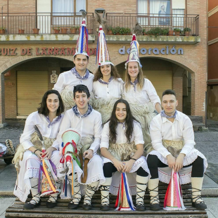 Tras la celebración de la noche de caldereros, los vecinos de Estella celebraron el segundo capítulo de sus carnavales el pasado fin de semana, en este caso dedicado a la tradición rural. ¡Click! acudió a la mañana, al reparto de caldico y salida del tradicional pasacalles de disfraces, protagonizado por los txikis, por las calles del centro.
