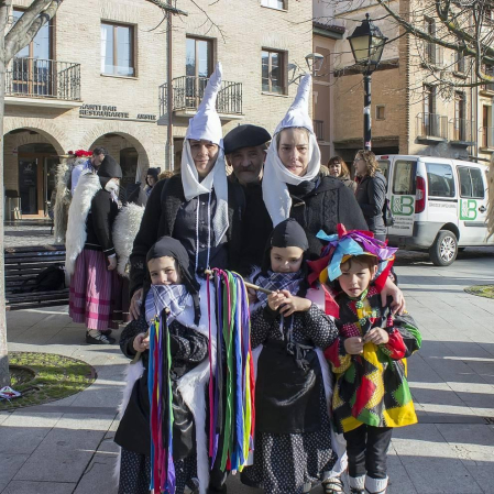 Tras la celebración de la noche de caldereros, los vecinos de Estella celebraron el segundo capítulo de sus carnavales el pasado fin de semana, en este caso dedicado a la tradición rural. ¡Click! acudió a la mañana, al reparto de caldico y salida del tradicional pasacalles de disfraces, protagonizado por los txikis, por las calles del centro.