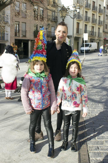 Tras la celebración de la noche de caldereros, los vecinos de Estella celebraron el segundo capítulo de sus carnavales el pasado fin de semana, en este caso dedicado a la tradición rural. ¡Click! acudió a la mañana, al reparto de caldico y salida del tradicional pasacalles de disfraces, protagonizado por los txikis, por las calles del centro.