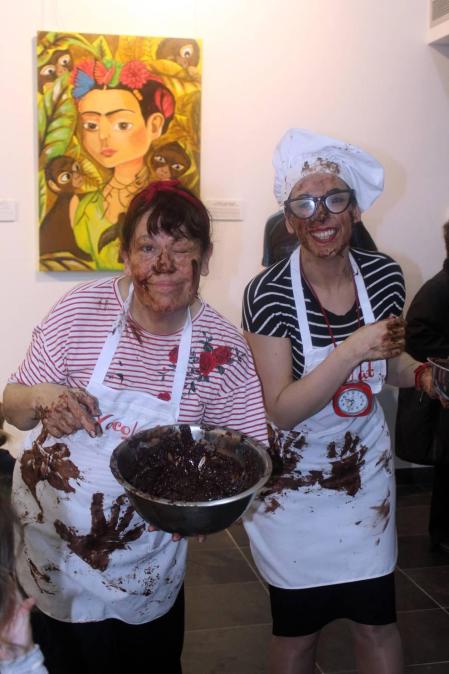 Teatro Paraíso llevo al escenario de la Casa de Cultura María de Maeztu de Berrioplano su obra 'Xocolat'. Una divertida sesión de teatro infantil en la que los más pequeños pudieron disfrutar de una peculiar 'batalla' dulce entre una chocolatera amante de la rutina y otra más curiosa e inquieta.