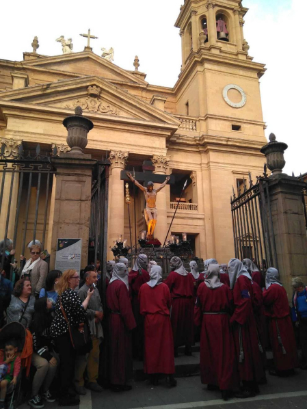 El Cristo Alzado sale ya de la Catedral.