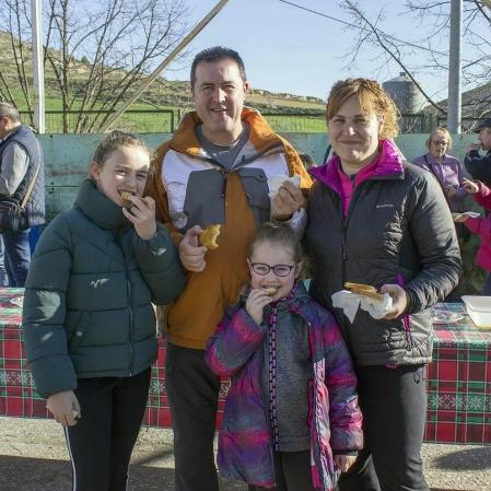La tostada y el aceite celebraron su unión el pasado domingo 23 de febrero, Día de la Tostada y la Fiesta del Aceite de Navarra. Una cita que los 'sopicones', vecinos de Arróniz, esperaron con ganas para poder probar una rebanada de la hogaza más tierna bañada con el exquisito aceite de la última temporada.