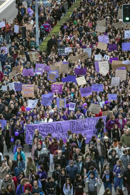 Miles de personas secundaron las movilizaciones en Pamplona participando en una marcha que partía de Antoniutti y acababa en la Plaza del Castillo.