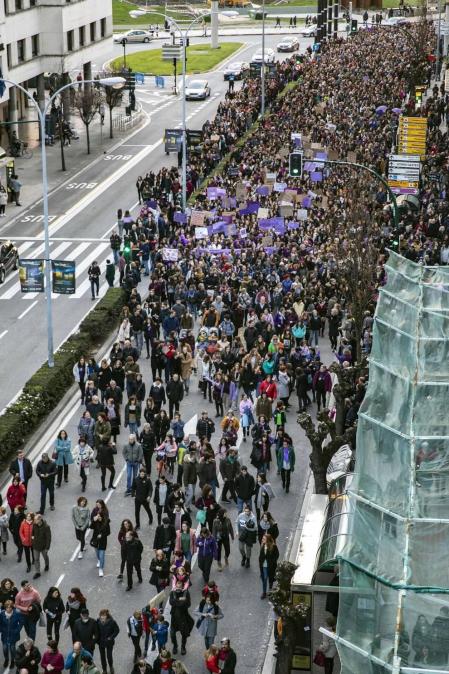 Miles de personas secundaron las movilizaciones en Pamplona participando en una marcha que partía de Antoniutti y acababa en la Plaza del Castillo.