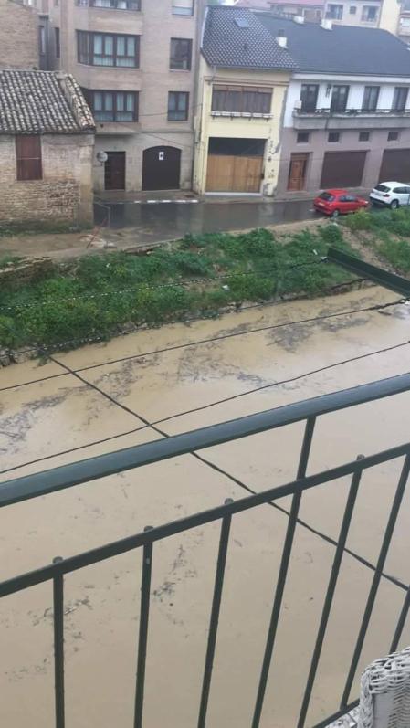 Las intensas lluvias han hecho que aumente el cauce del río Arga a su paso por Pamplona y del Cidacos en Tafalla.