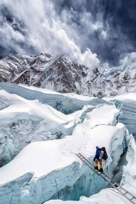 Una secuencia fotográfica de Javier Camacho Gimeno, aficado desde hace dos décadas en Pamplona, descubre perspectivas de ensueño sobre la cima del mundo que alcanzó el mayo. Las imágenes refrescan su memoria de satisfacción y penuria por el ímprobo esfuerzo que debió realizar después de arrebatar al descanso dos noches de vigilia por desnudar el alma del Everest.