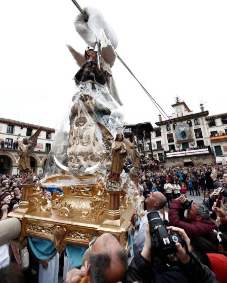 Multitudinario acto en la capital ribera en el que la niña Daniella Garro descendió desde la Casa del Reloj cumpliendo la tradición.