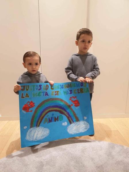 Adrián  y Pablo pintando para dar un mensaje de ánimo a todos