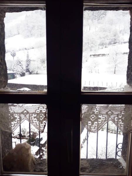 La nieve regresó a la Comunidad foral a coptas bajas el último lunes del mes.