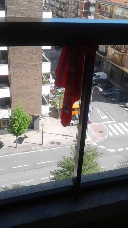 El pañuelo de San Fermín este sábado en todas las ventanas de Navarra. Esa es la idea con la que la capilla de San Fermín hace un llamamiento con motivo del cuarto peldaño de la escalera, este 4 de abril,