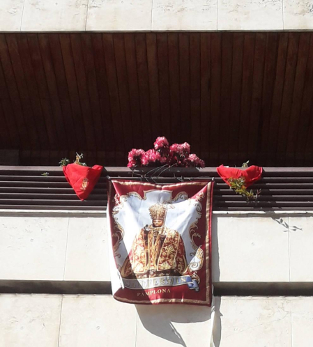 El pañuelo de San Fermín este sábado en todas las ventanas de Navarra. Esa es la idea con la que la capilla de San Fermín hace un llamamiento con motivo del cuarto peldaño de la escalera, este 4 de abril,