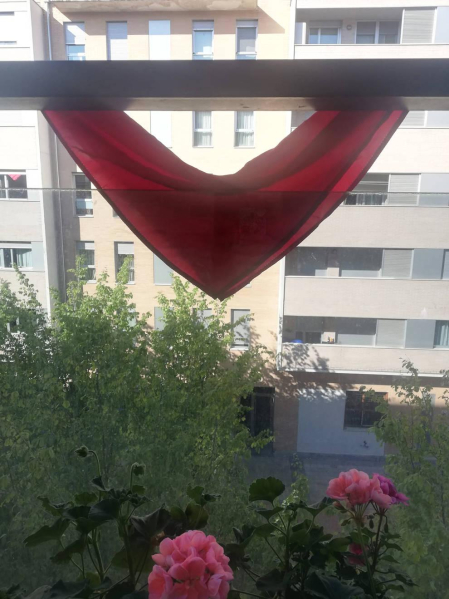 El pañuelo de San Fermín este sábado en todas las ventanas de Navarra. Esa es la idea con la que la capilla de San Fermín hace un llamamiento con motivo del cuarto peldaño de la escalera, este 4 de abril,