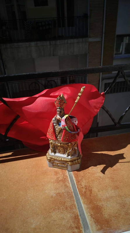 El pañuelo de San Fermín este sábado en todas las ventanas de Navarra. Esa es la idea con la que la capilla de San Fermín hace un llamamiento con motivo del cuarto peldaño de la escalera, este 4 de abril,