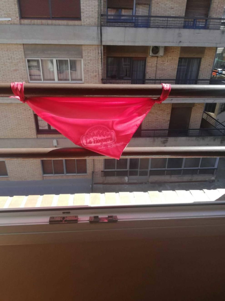 El pañuelo de San Fermín este sábado en todas las ventanas de Navarra. Esa es la idea con la que la capilla de San Fermín hace un llamamiento con motivo del cuarto peldaño de la escalera, este 4 de abril,